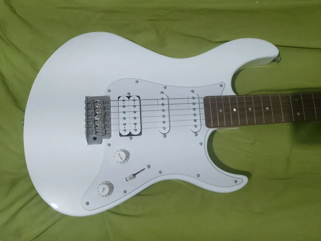 Guitarra Elétrica Yamaha PAC012/100 series 012 de mogno 2023 white brilhante 