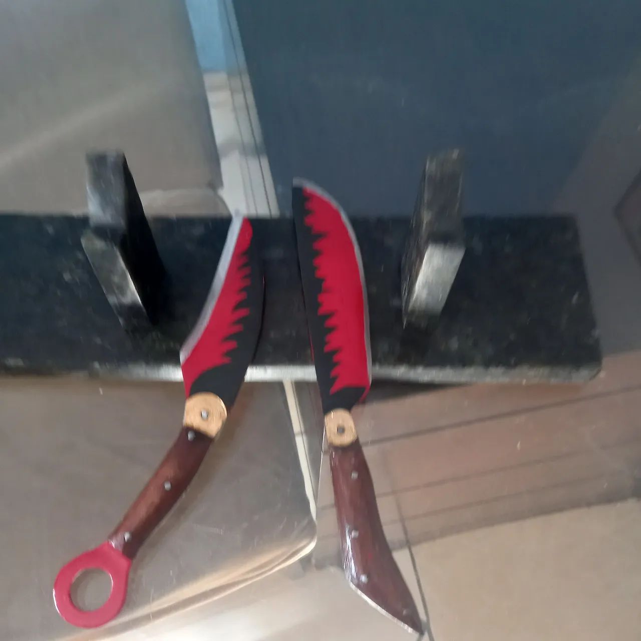 Duas lindas facas artezanais com suporte pra mesa - Foto 2