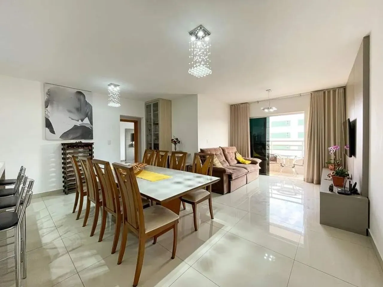 Apartamento à venda no centro de Divinópolis.