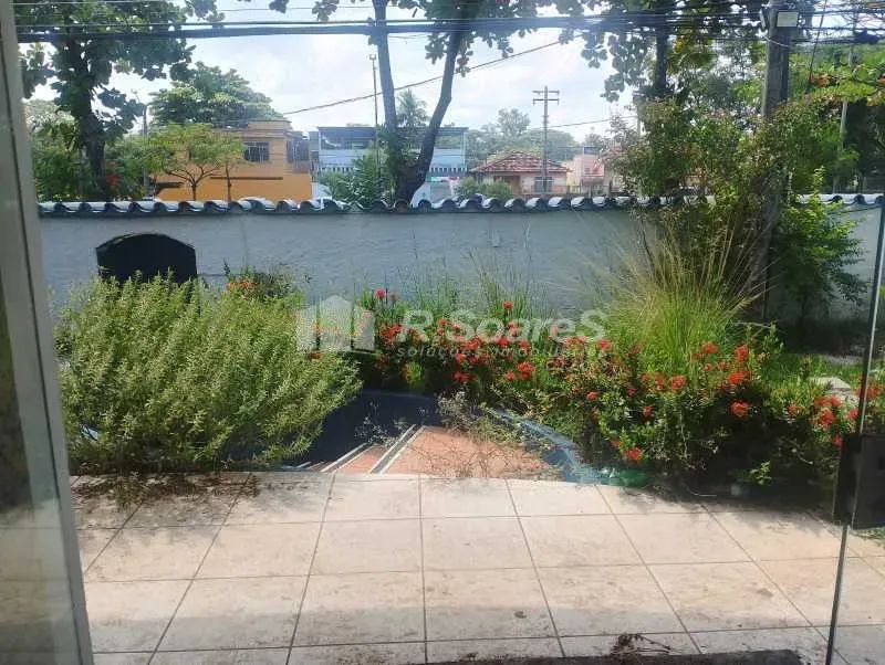 Prédio de dois andares na Avenida Albérico Diniz - Jardim Sulacap