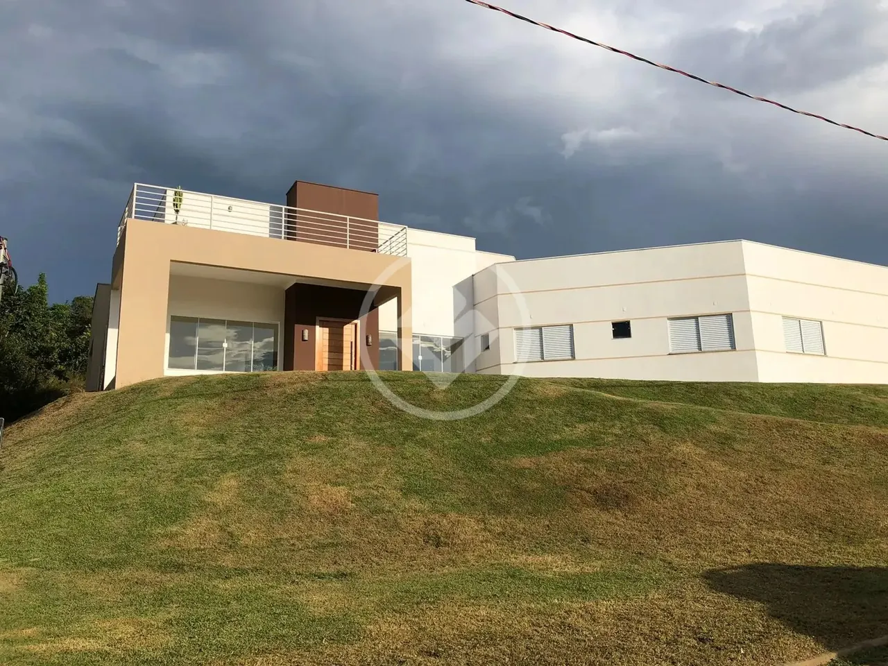 CASA TÉRREA PROJETADA EM UM LOTE 1.125 M² SENDO 320 DE AREA CONSTRUIDA , 5 QUARTOS, SENDO