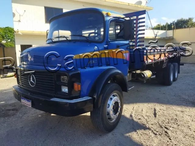MB 2216, ano 1980, com Carroceria de madeira de 8 metros