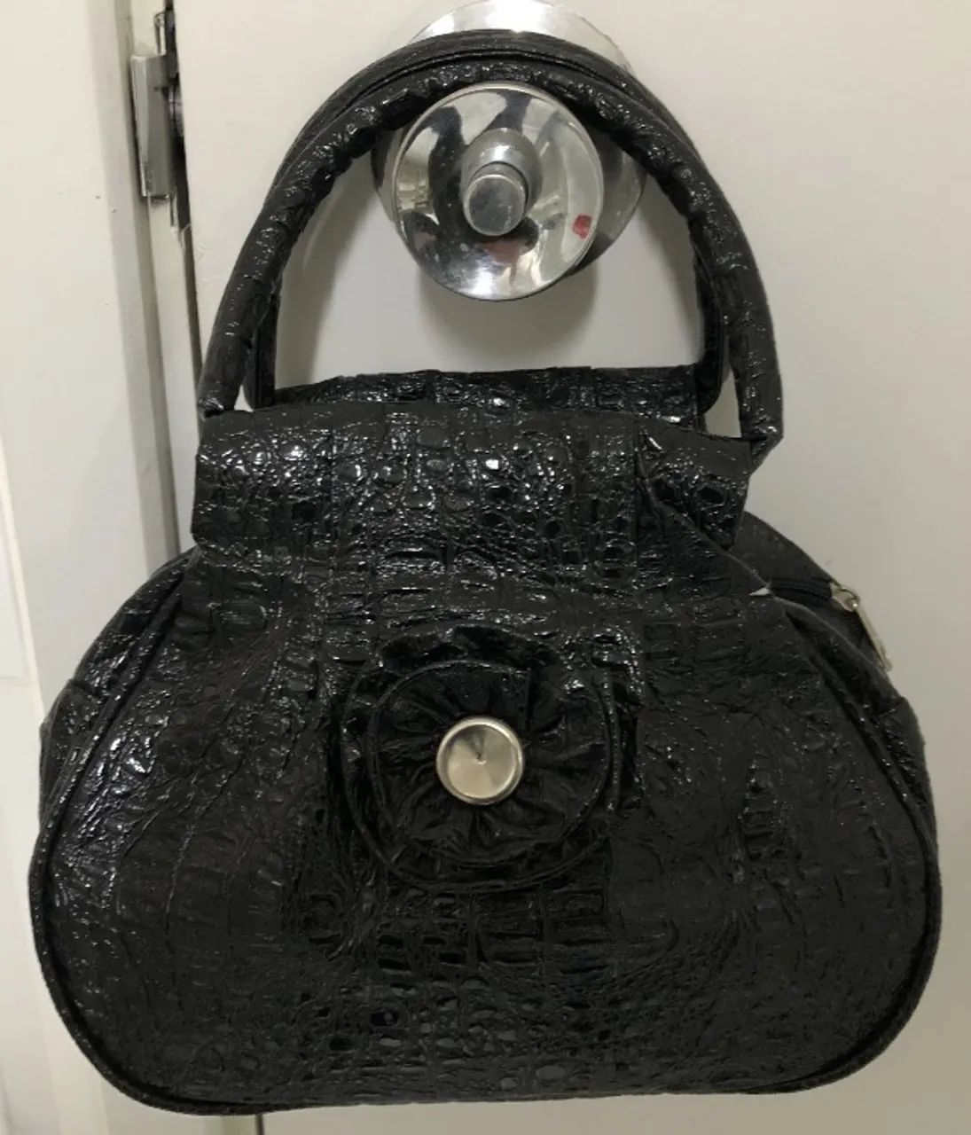 Graciosa bolsa de mão textura crocodilo, preta. - Foto 2