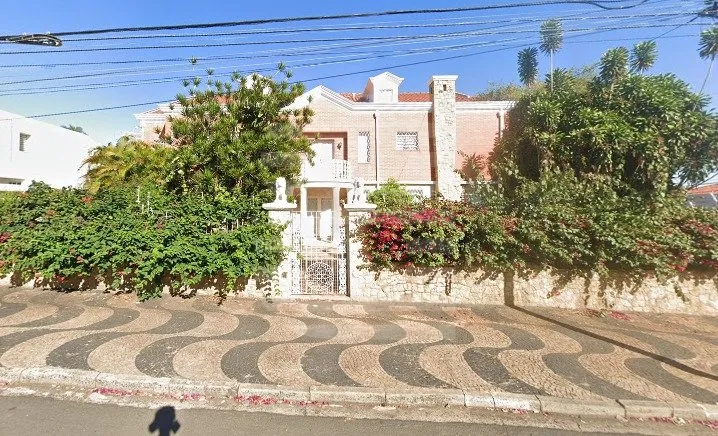 Casa Comercial para alugar 5 salas e 6 quartos . 18 vagas de garagem .Esquina