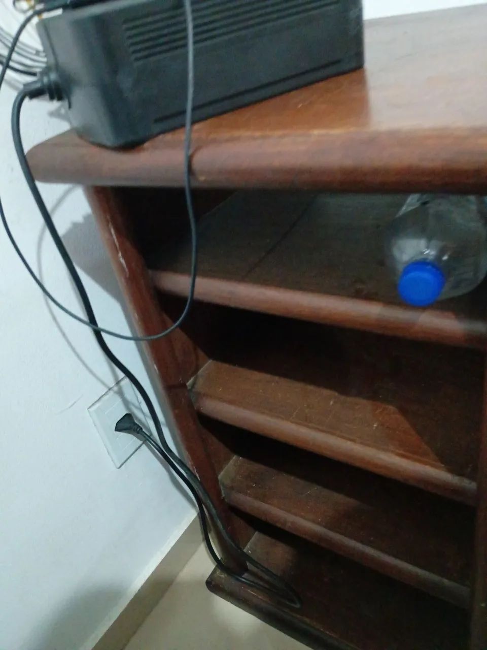 Mesa de escritório de madeira com gavetas - Foto 6