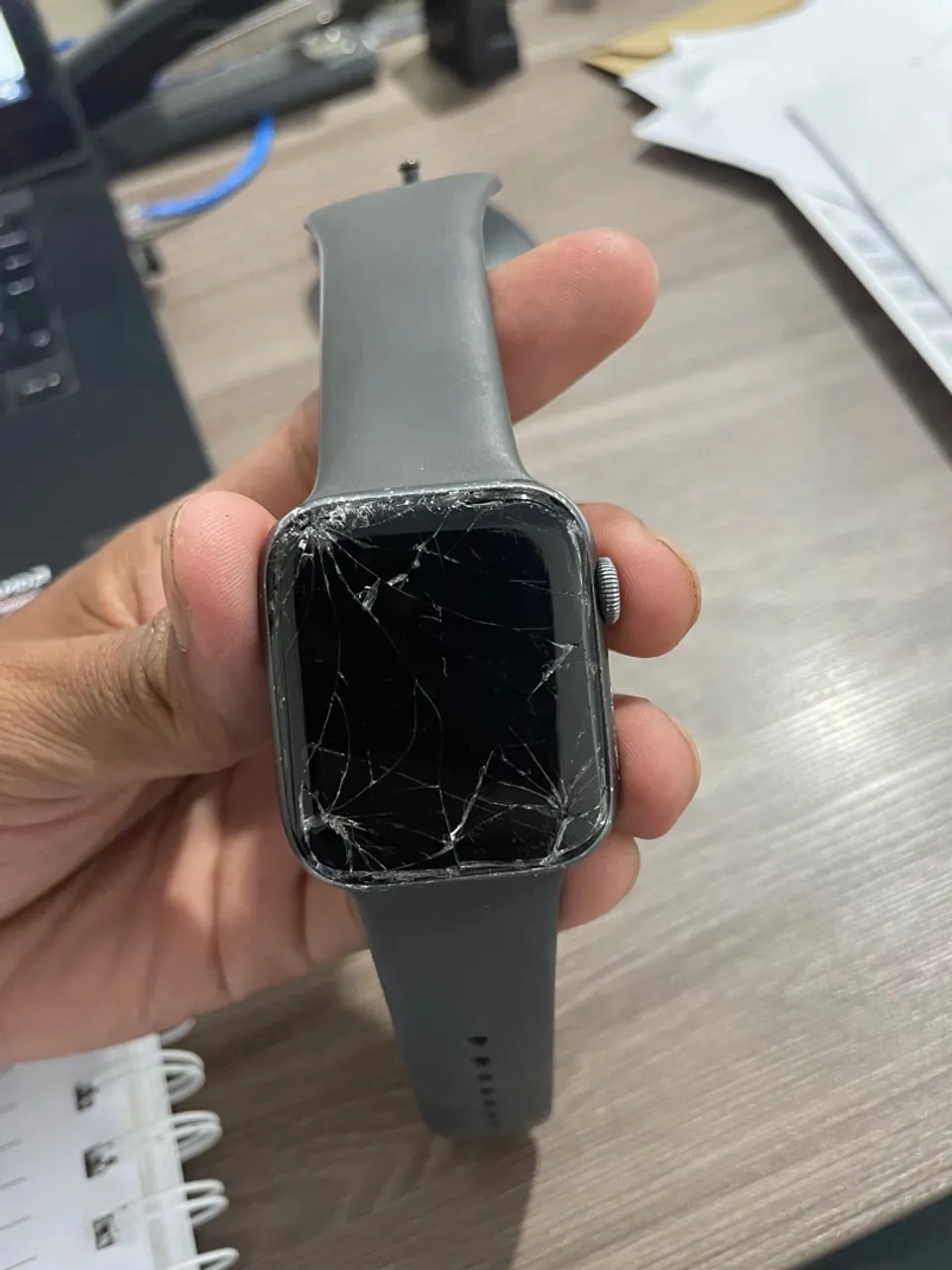 Apple Watch 4 GPS Caixa Meia-noite de Alumínio 44mm (Tela Trincada)