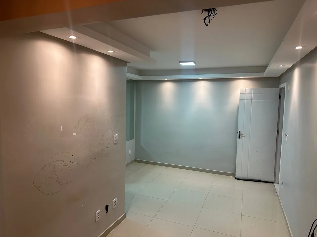 Apartamento 2/4 semi mobiliado.