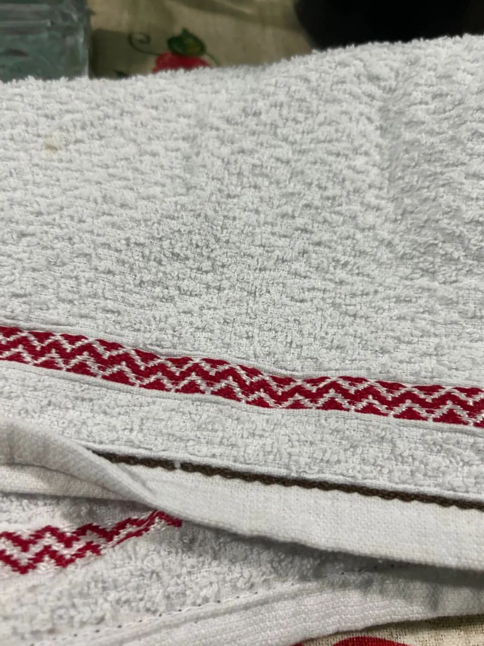 Toalha de Banho Branca com Detalhe Vermelho