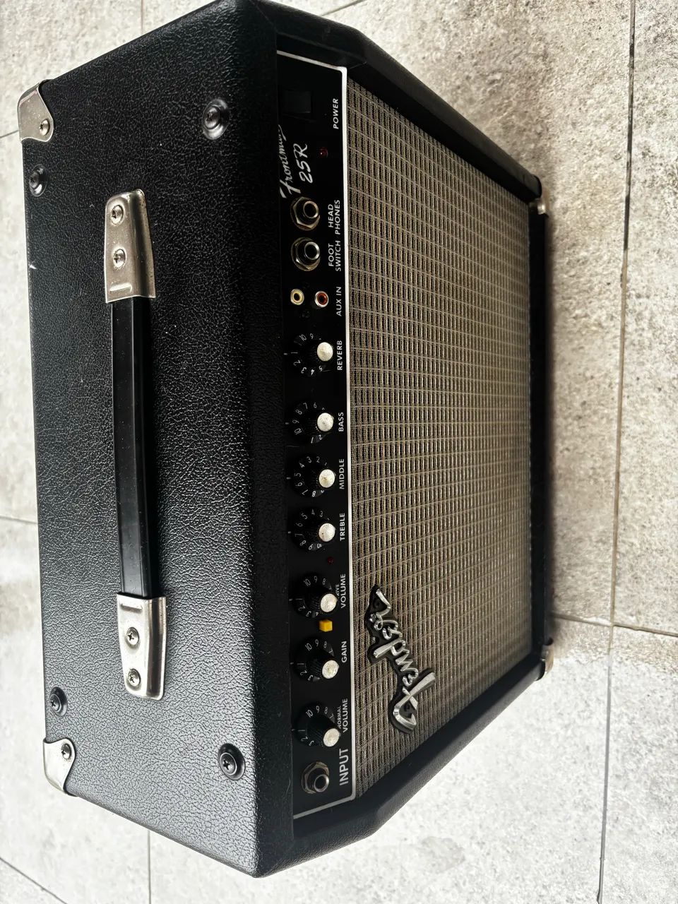 Cubo fender frontman 25r com reverb e distorção  - Foto 4