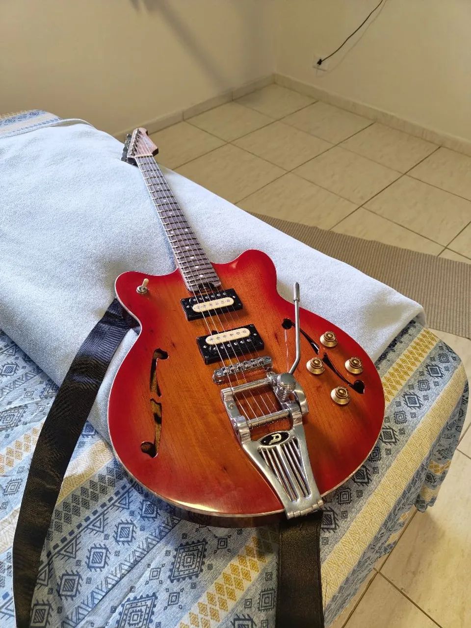 Guitarra Studebaker holyhowk semi acústica *novinha