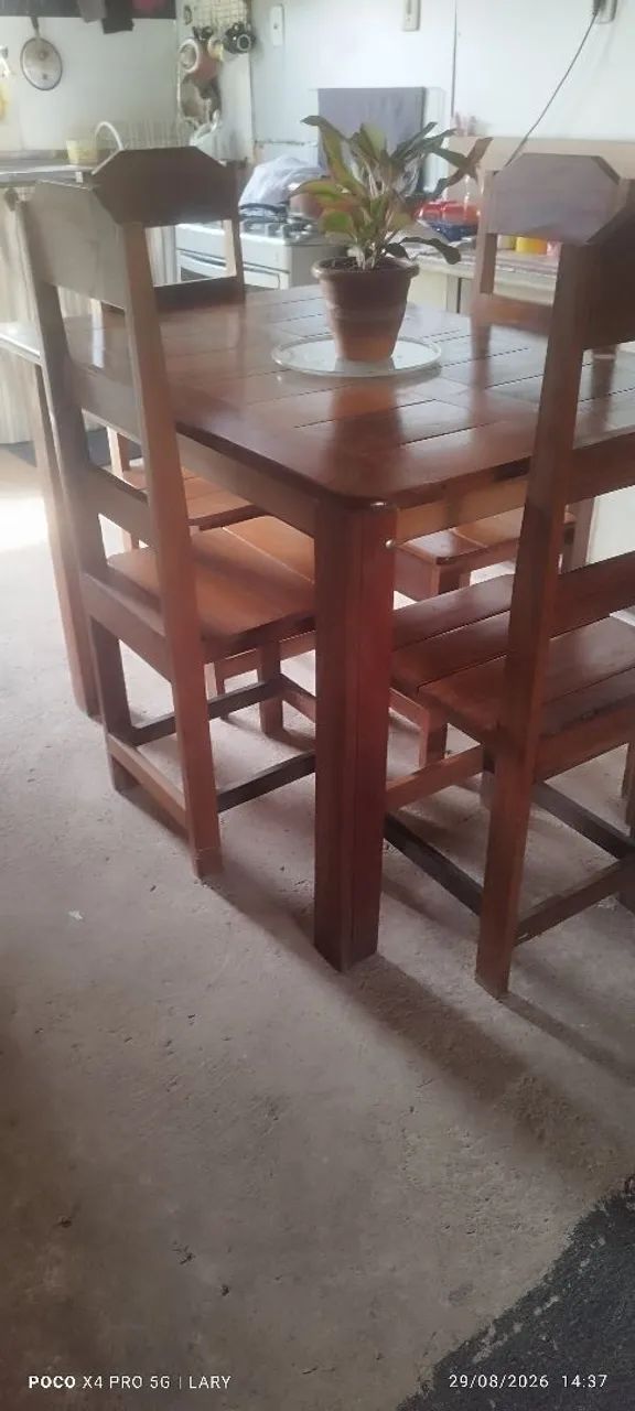 Mesa de madeira com 4 cadeiras  - Foto 5