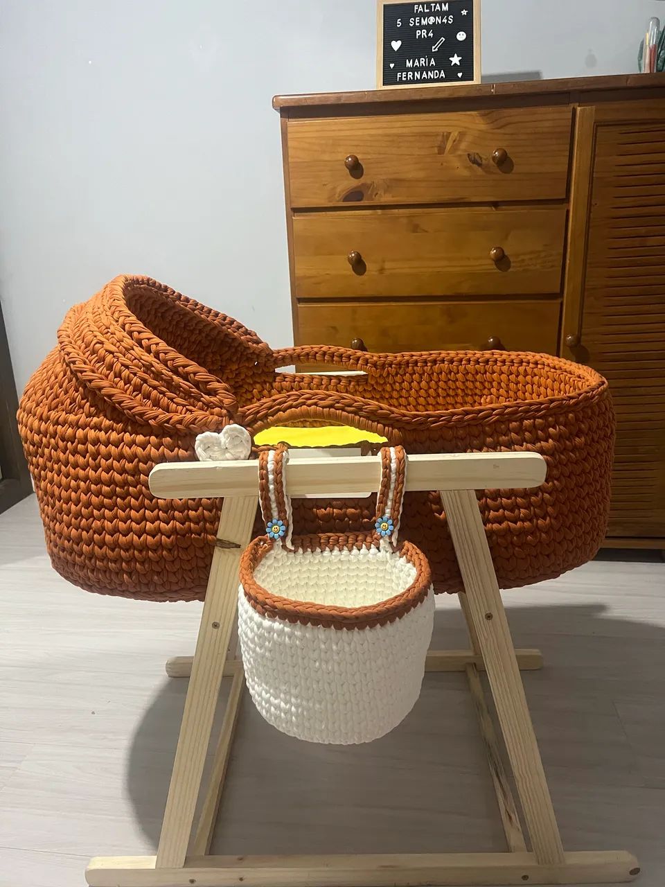 Cesto tipo Berço Moisés em crochê com fio de malha e fundo em MDF - Foto 4