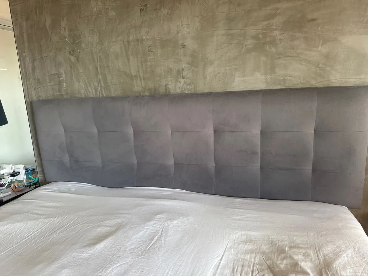 Cabeceira cinza suede para cama king 