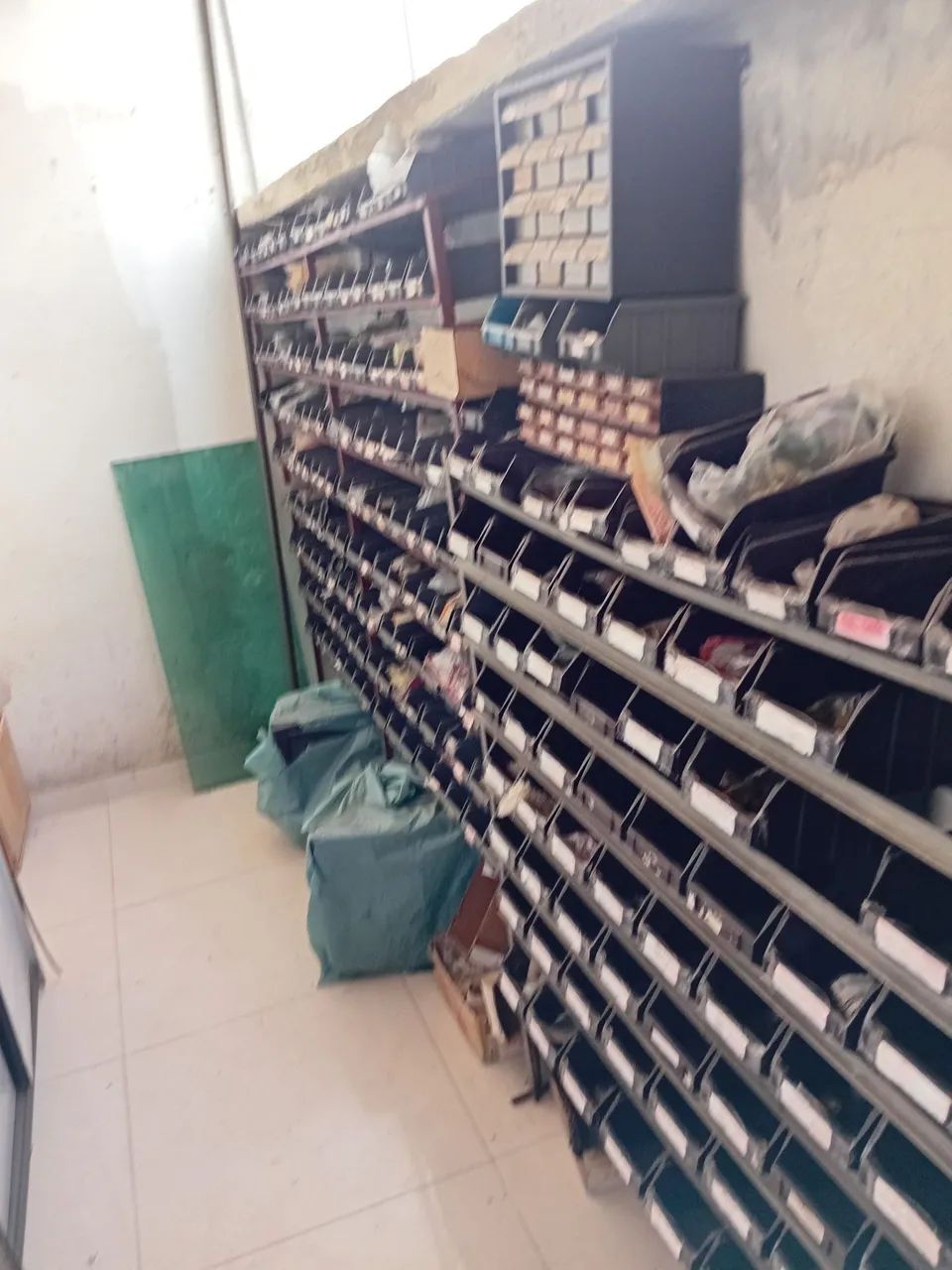 Fenda de fundo de loja de peças automotivas  - Foto 6