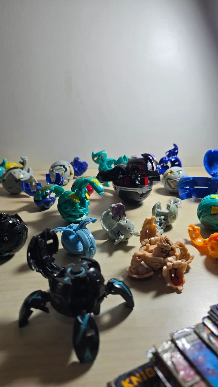 Lote 30 Bakugans + Lançador e Cartas - Foto 2