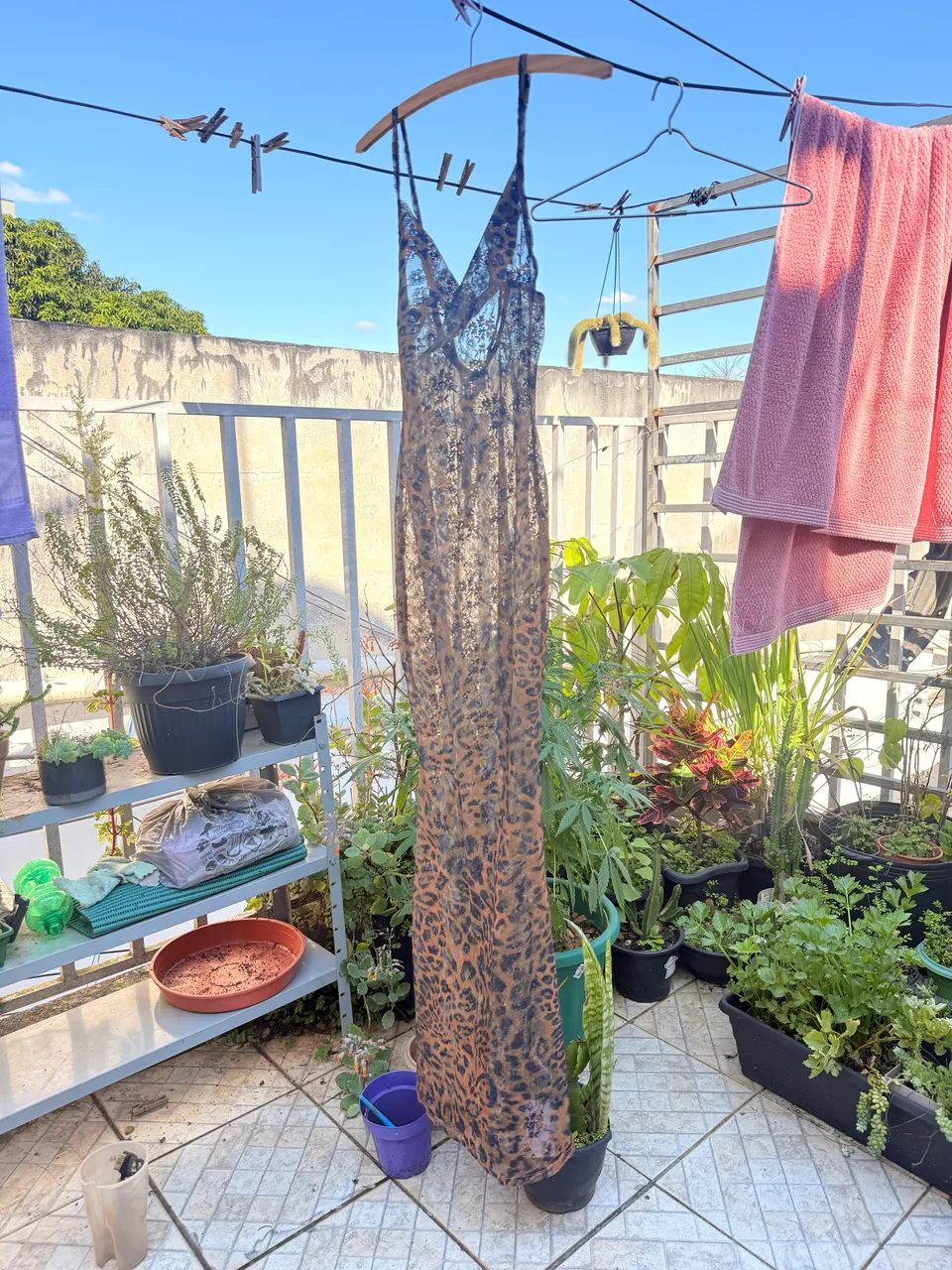 Vestido rendado estampa de onça 