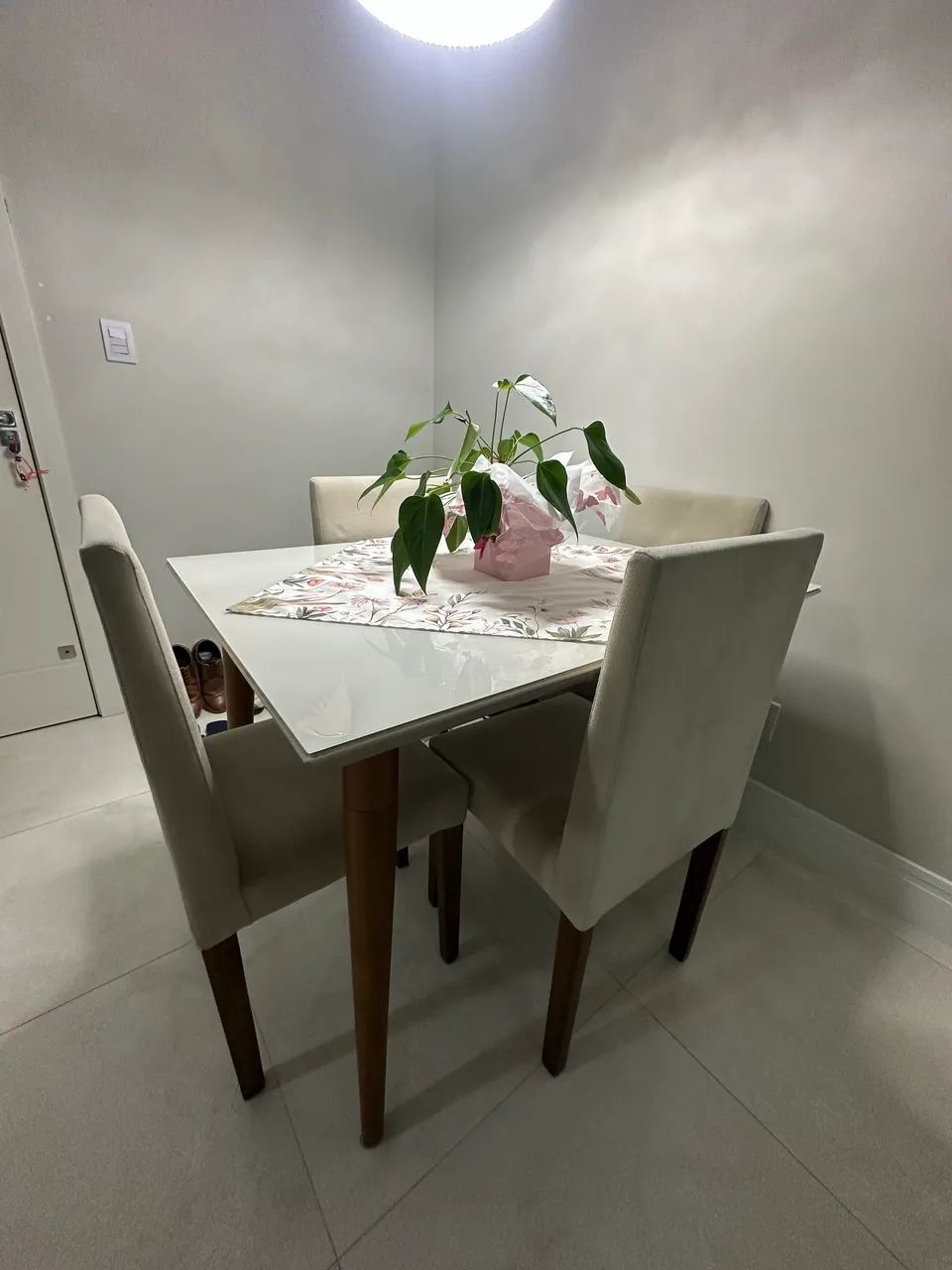 Mesa com tampo de vidro 4 lugares com 4 cadeiras