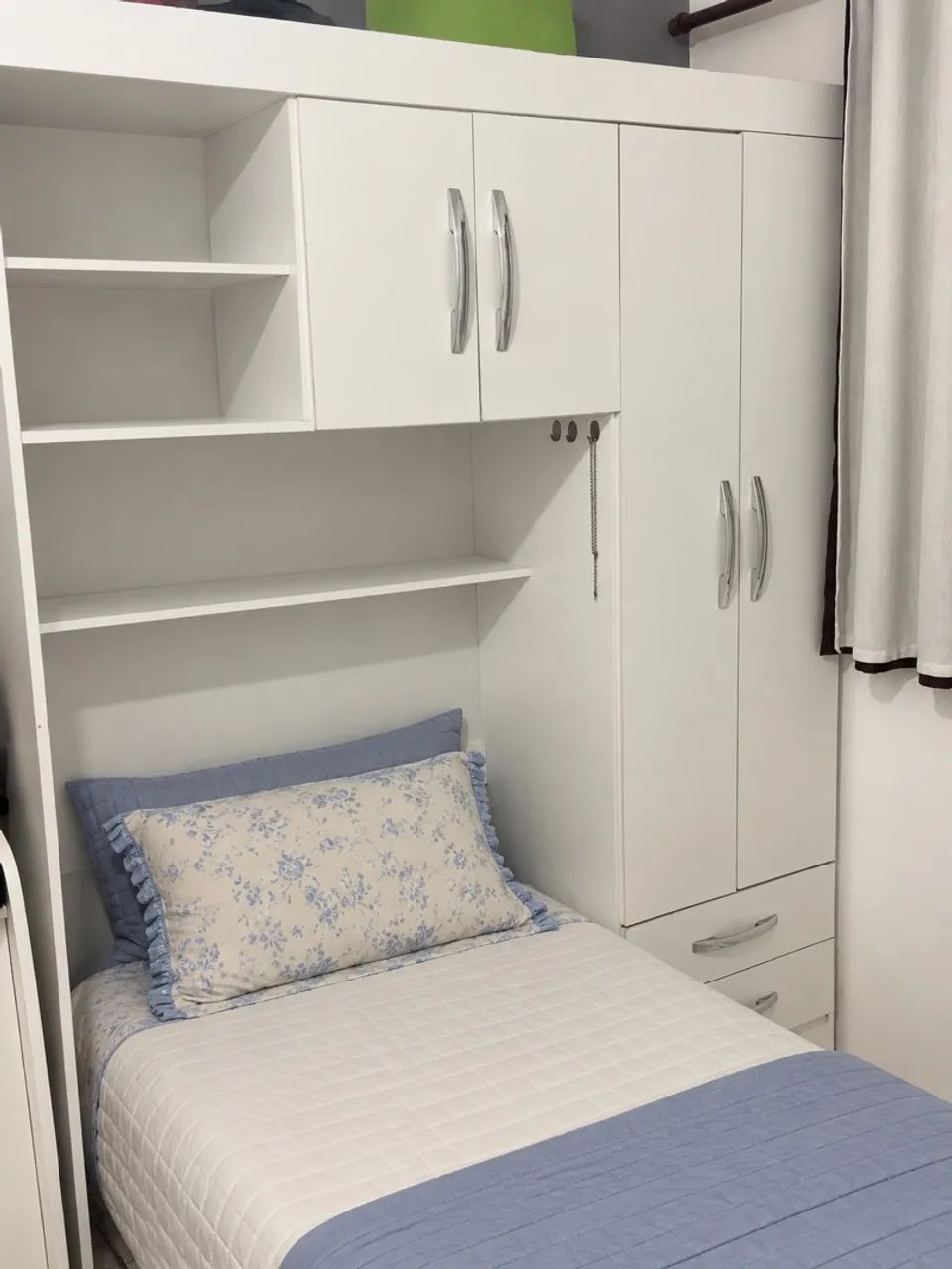 Guarda roupa de solteiro 