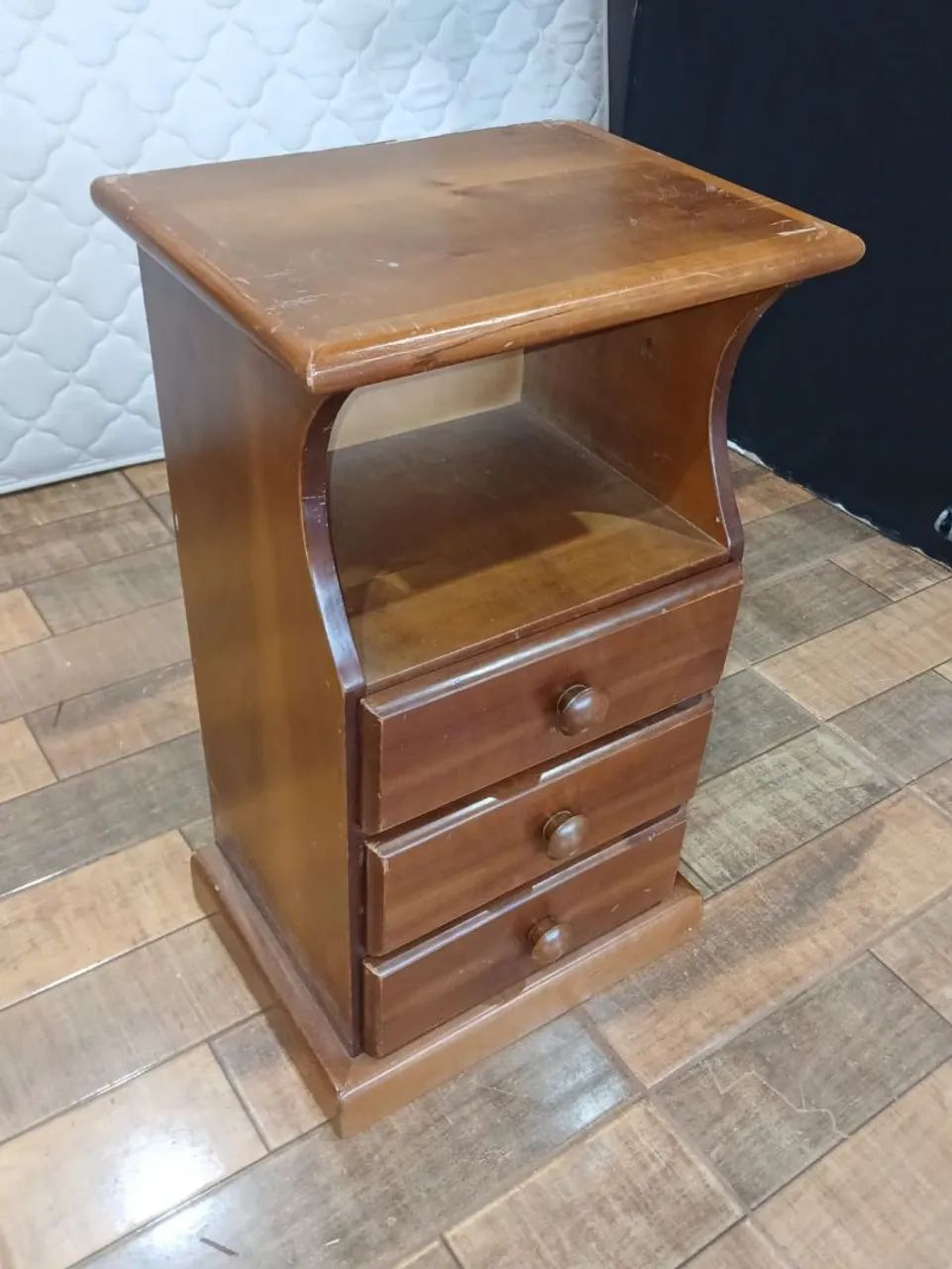 VENDO ESSA MESINHA DE MADEIRA 