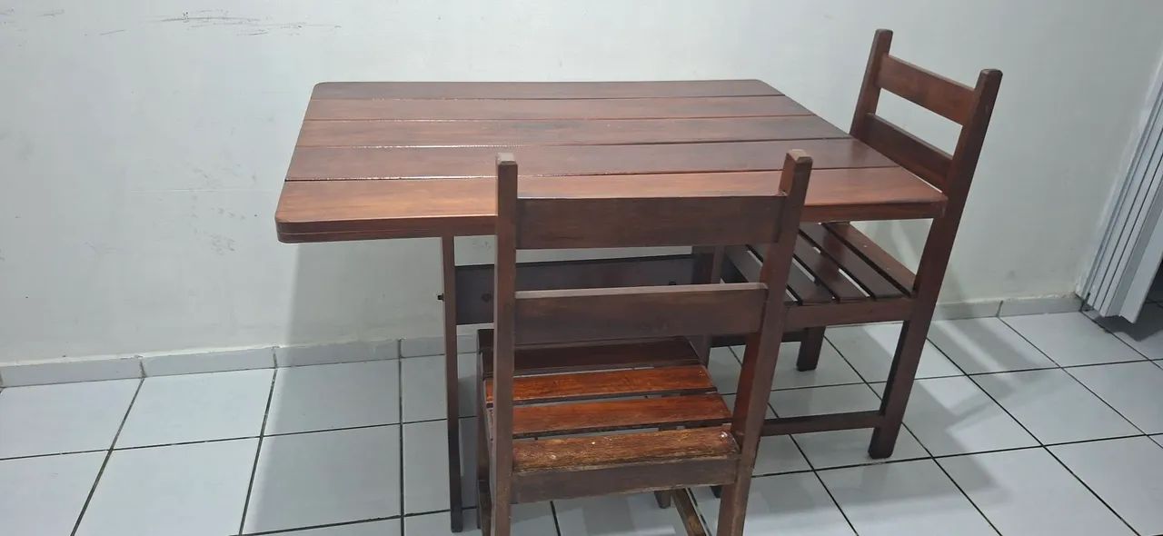 MESA DE MADEIRA COM 4 CADEIRAS - Foto 2