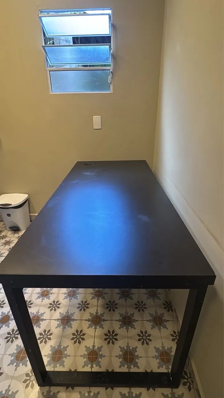 Mesa industrial preta 