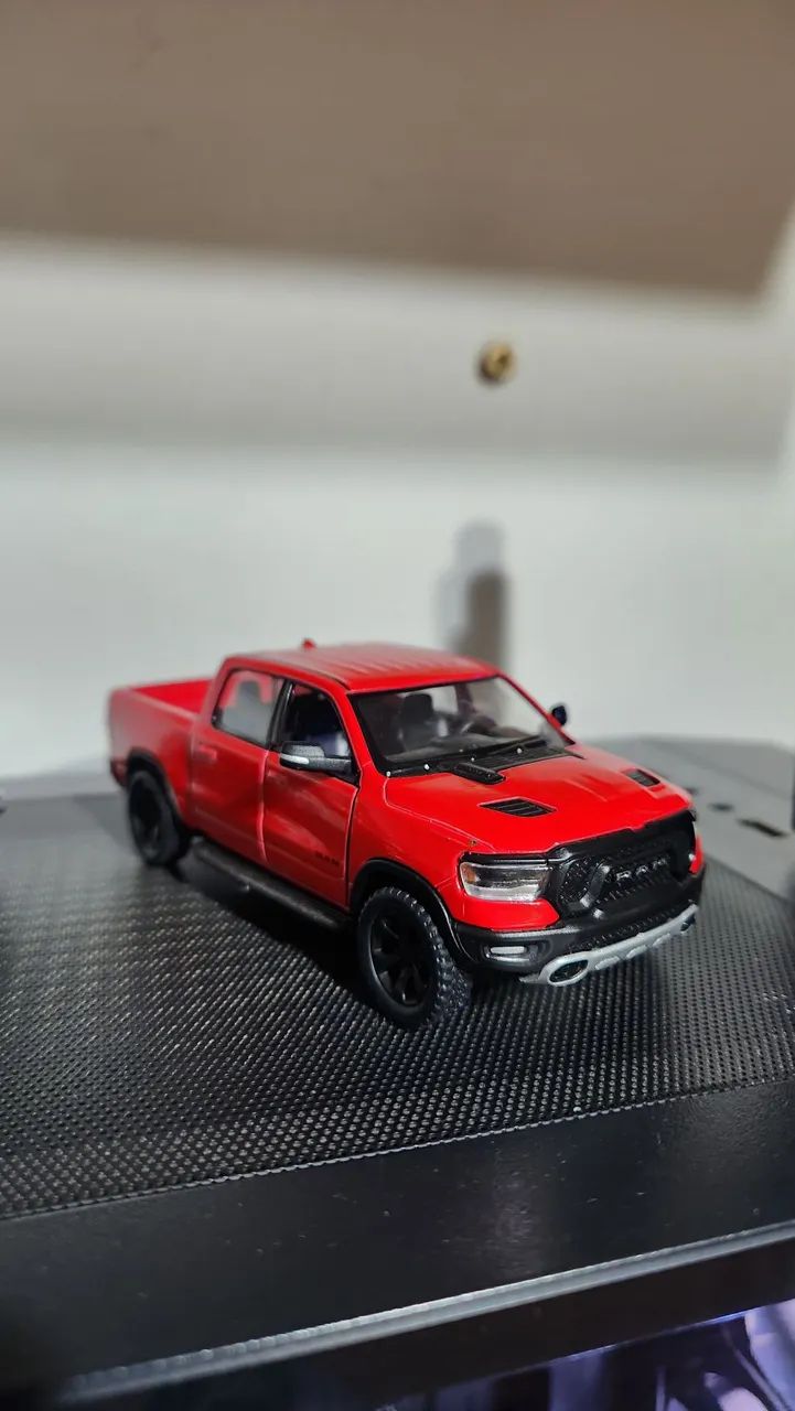 Conjunto com 2 miniaturas de caminhotes, Doge Ram e Chevrolet Silverado - Foto 2