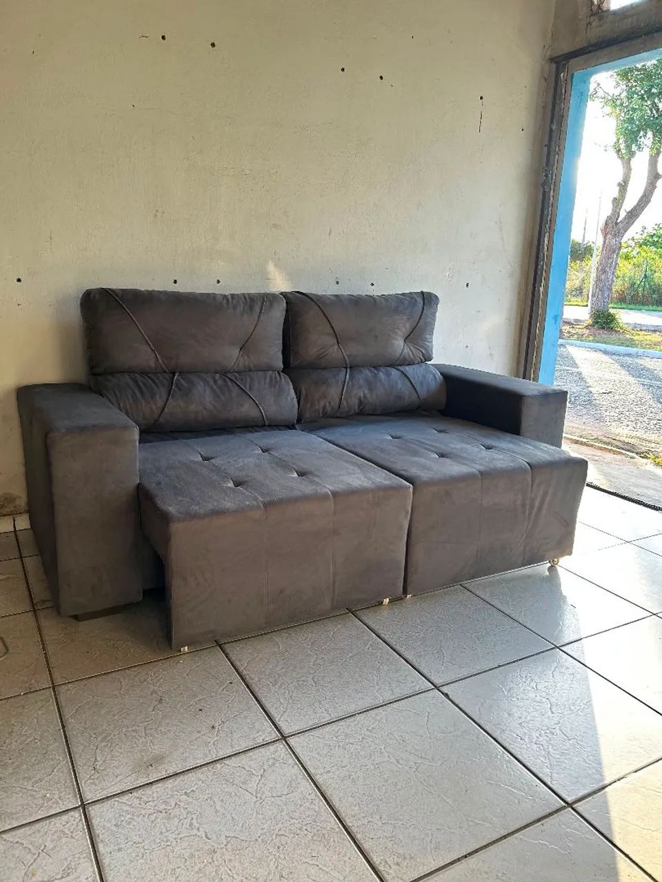 Vende se este sofá retrátil e reclinável 