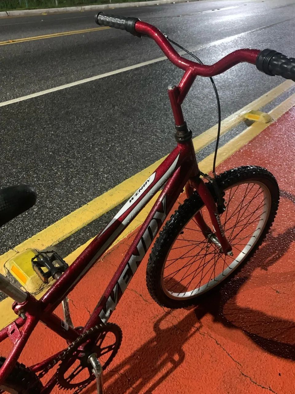 Bicicleta muito nova, preço negociável.