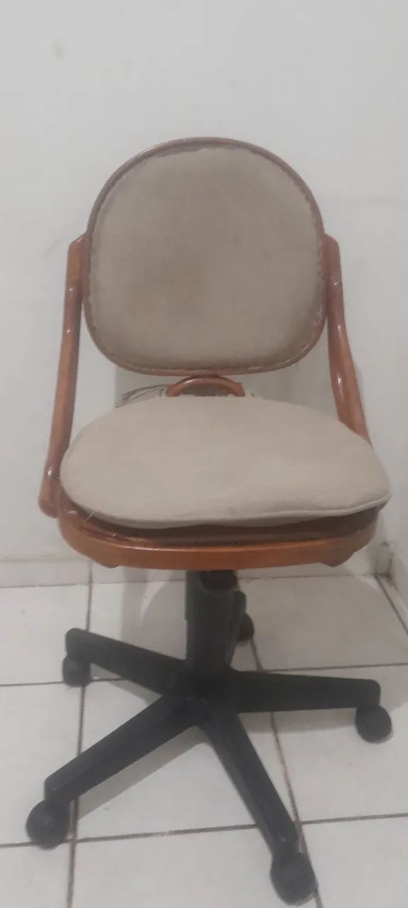 Vendo cadeira de coputador de madeira  - Foto 2