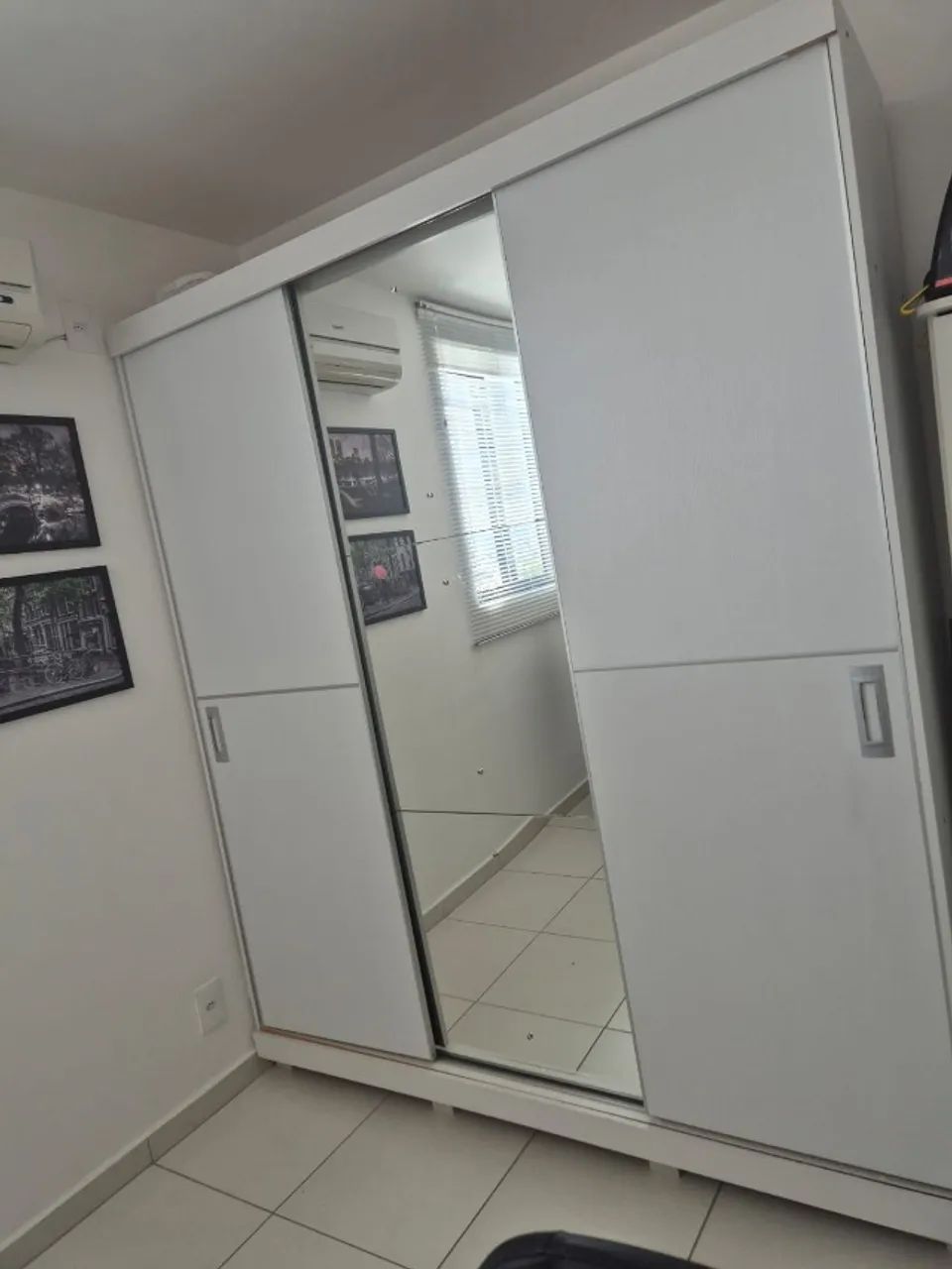 Guarda-roupa branco em MDF com porta de correr