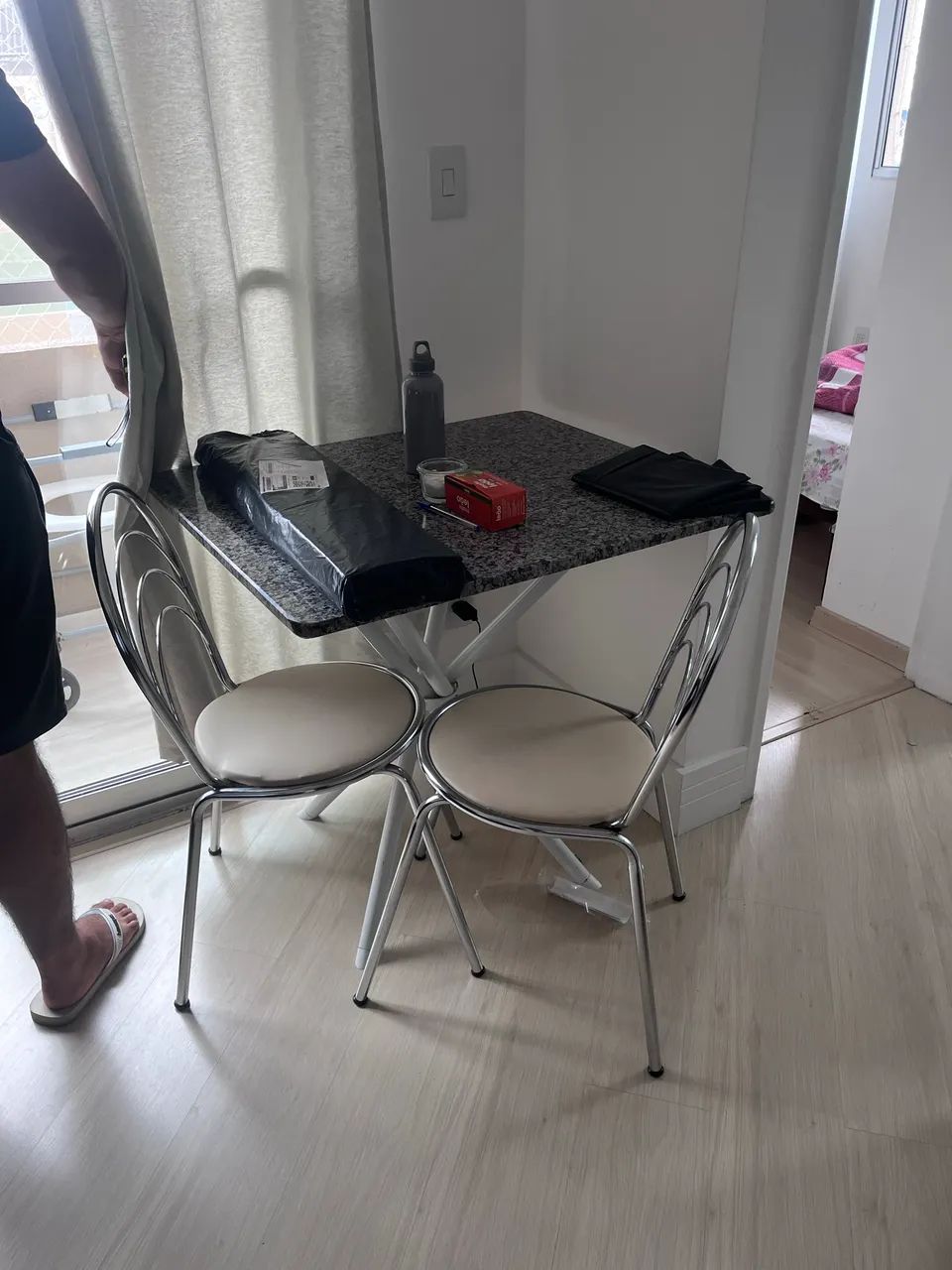 Mesa com 2 cadeiras 