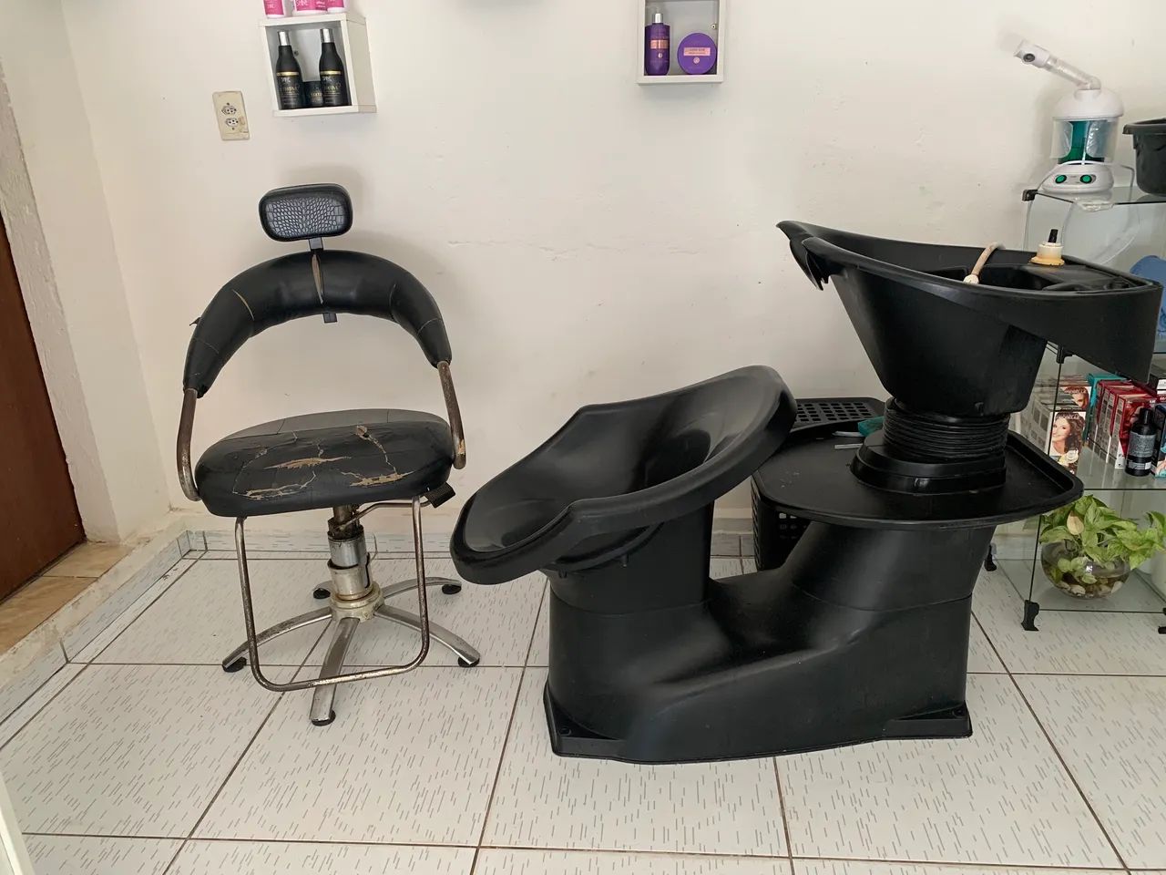Cadeira de cabeleireira e lavatório 