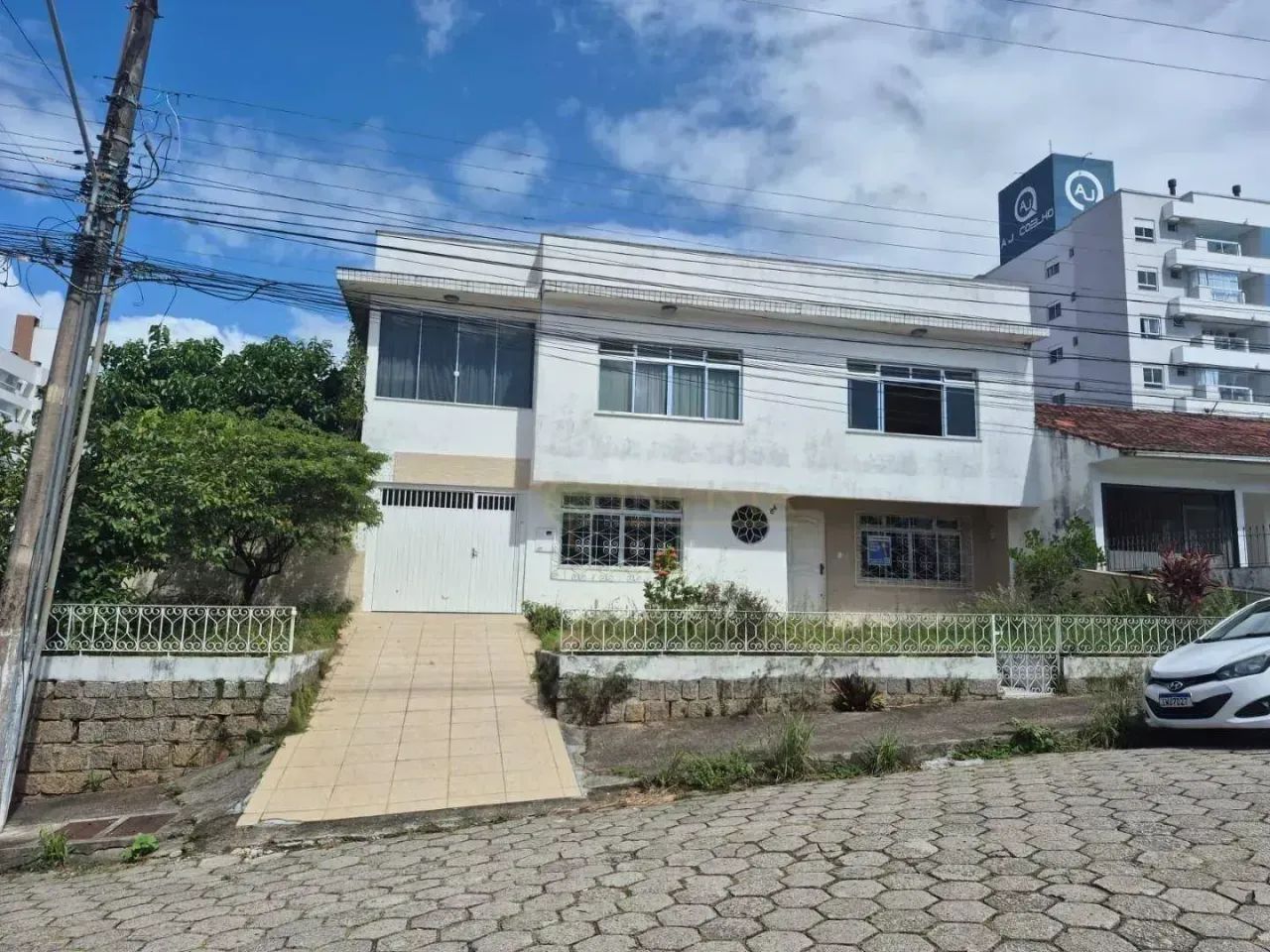 Casa Comercial com Piscina e churrasqueira para Alugar em Barreiros, São José/SC.