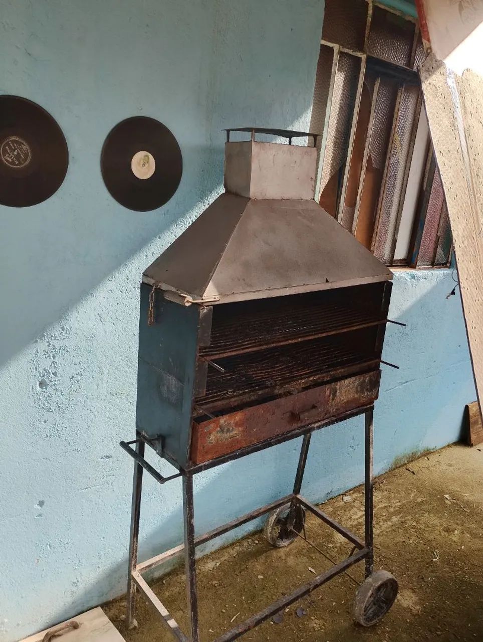 Vendo uma churrasqueira e algumas mesas e cadeiras para espetinho  - Foto 4