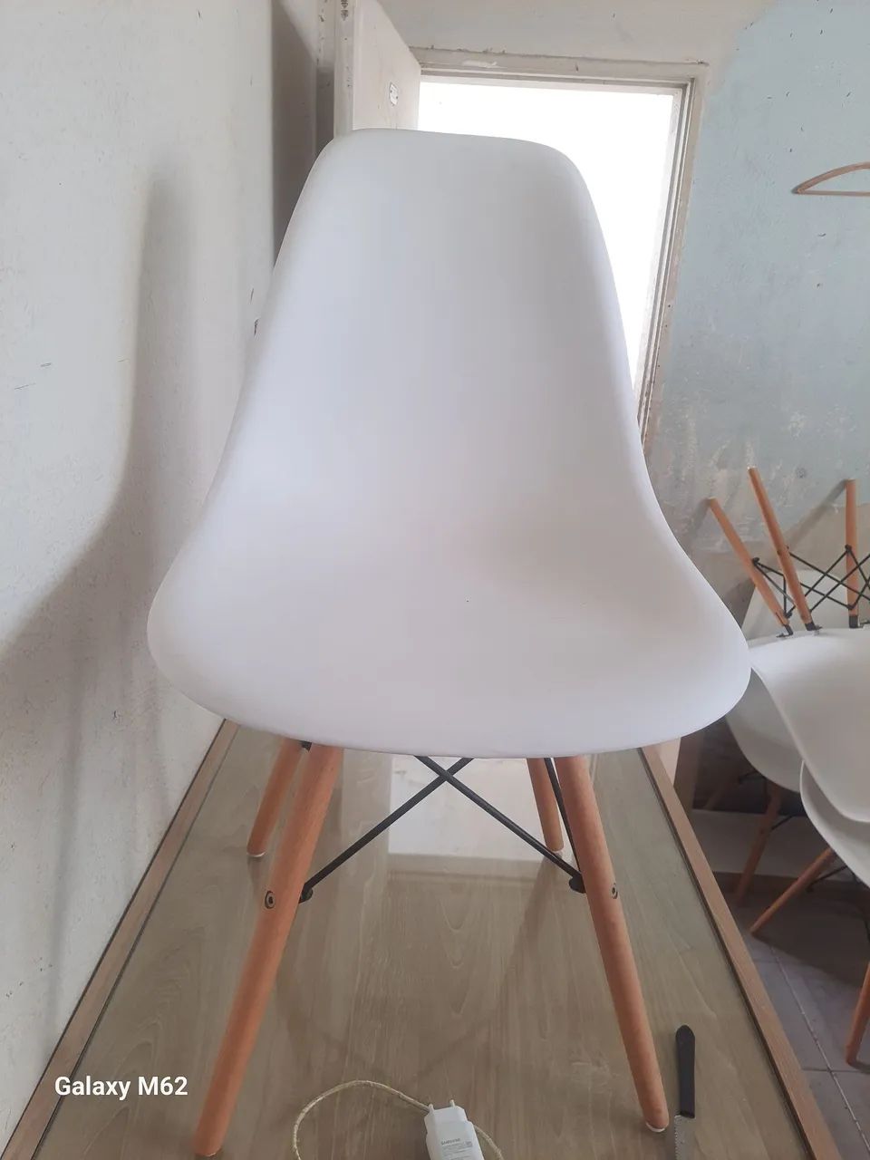  *Vende-se 4 Cadeira Jantar Eames Eiffel Polipropieno bem  nova - Foto 4