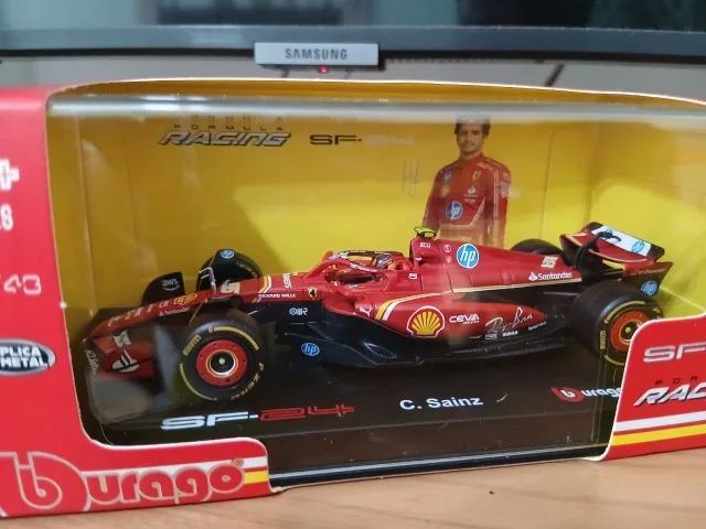 Miniatura Formula 1 Bburago 1:43 com acrílico e capacete - Foto 3