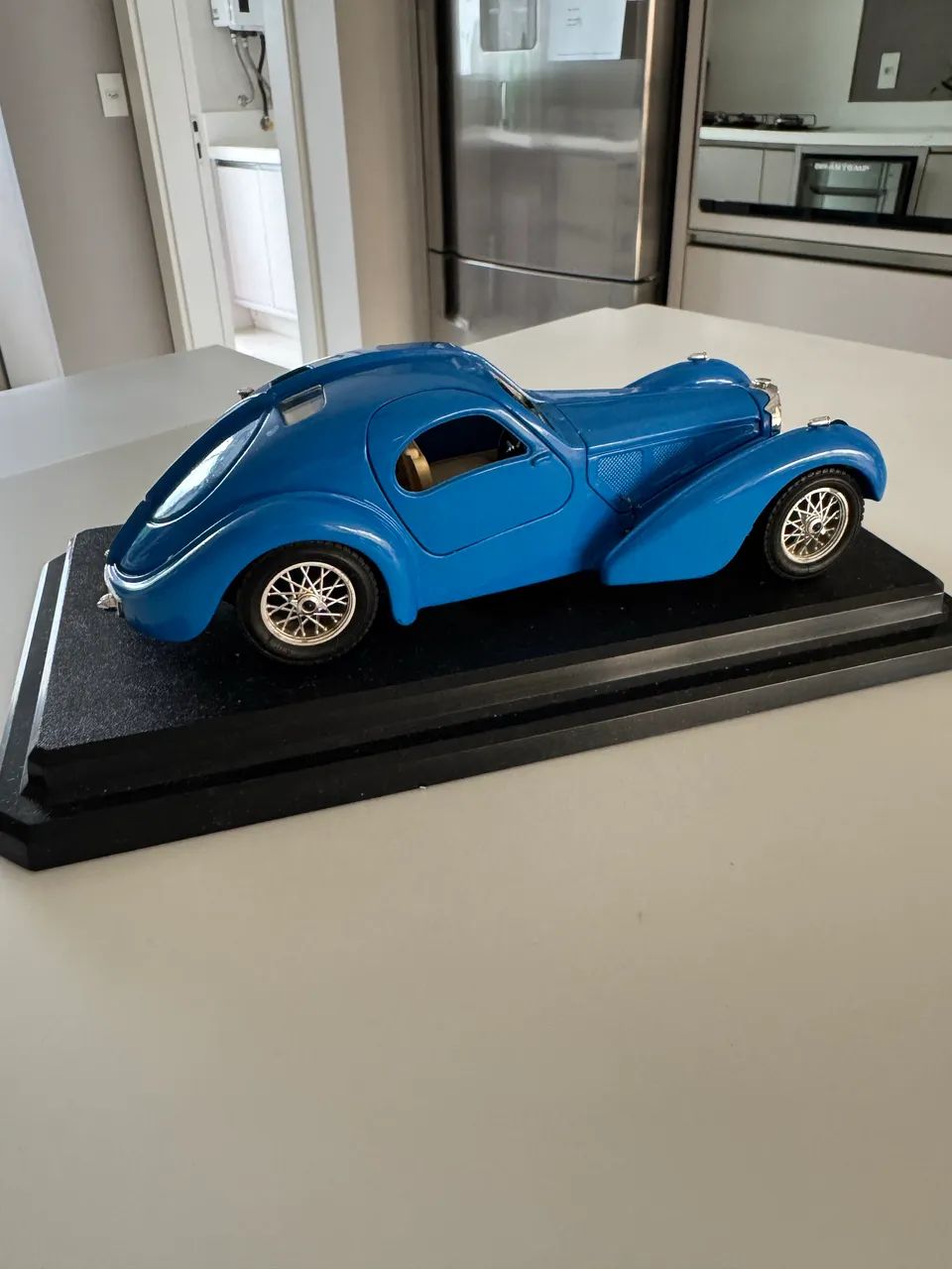 Miniatura Bugatti Atlantic 1936 escala 1:24 marca Burago - Foto 4