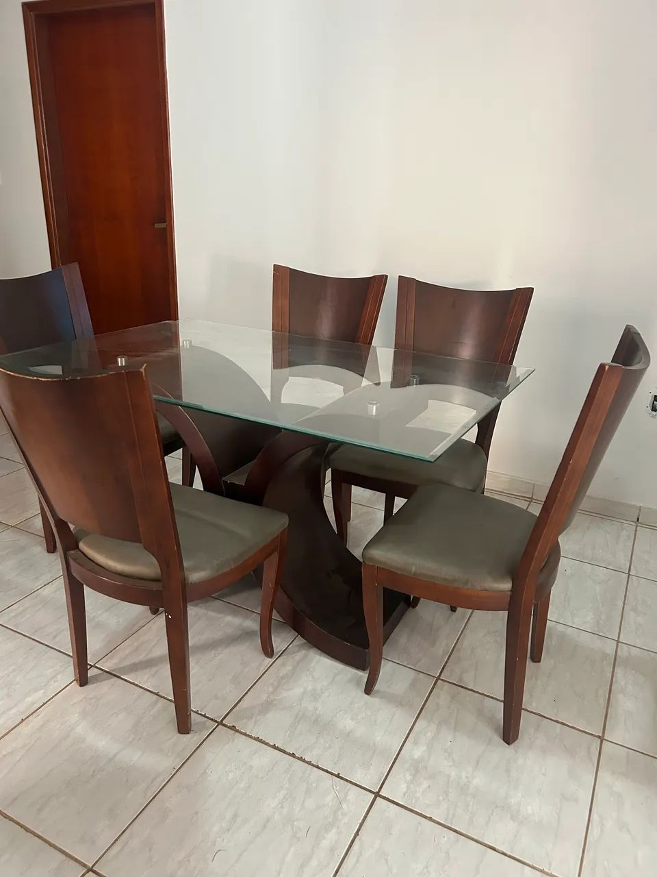 Mesa de vidro com 5 cadeiras de madeira acento em couro - Foto 2
