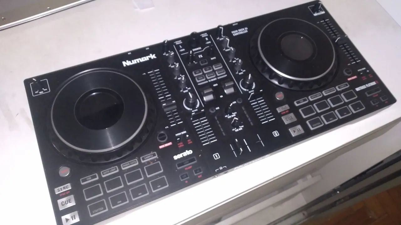 Controladora dj Numark mixtrack Platinum FX  (nova)