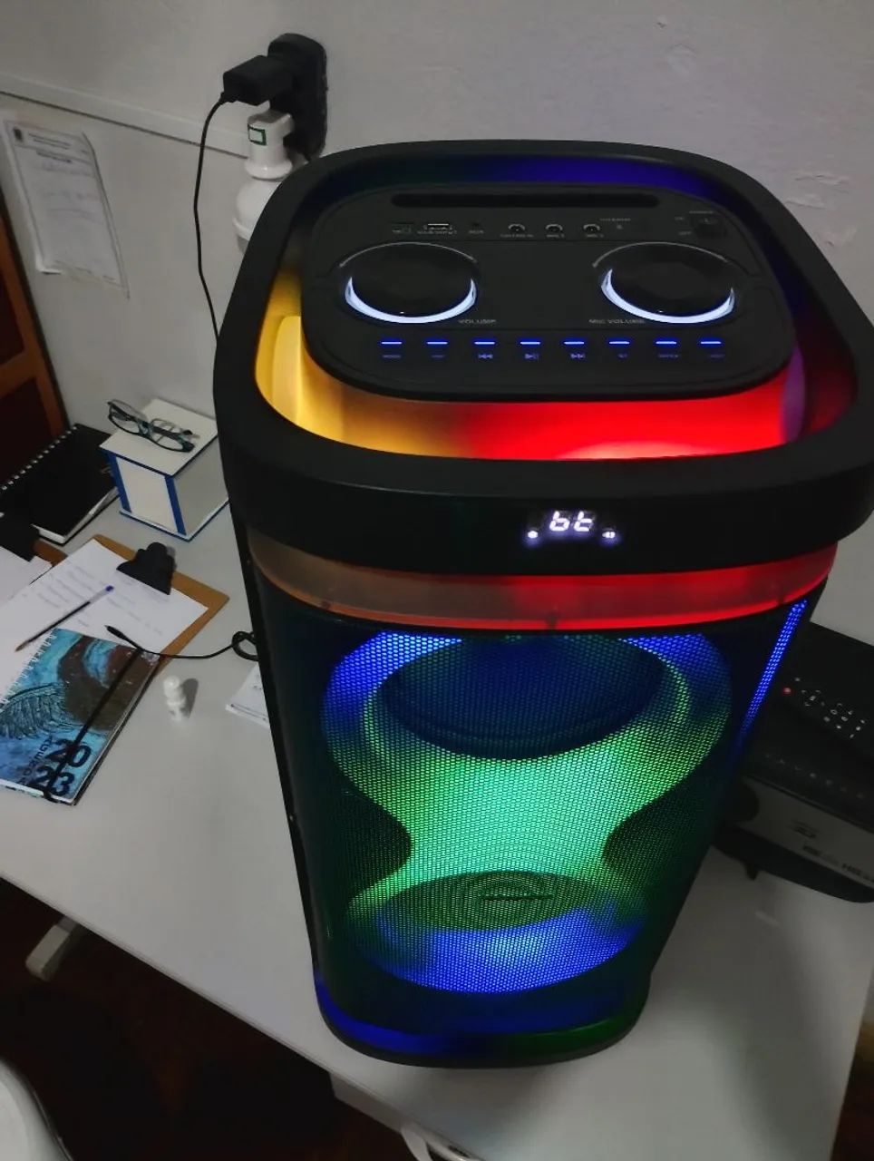 Caixa de som com rodinhas........qualidade de som igual jbl....USB...Bluetooth  250w rms