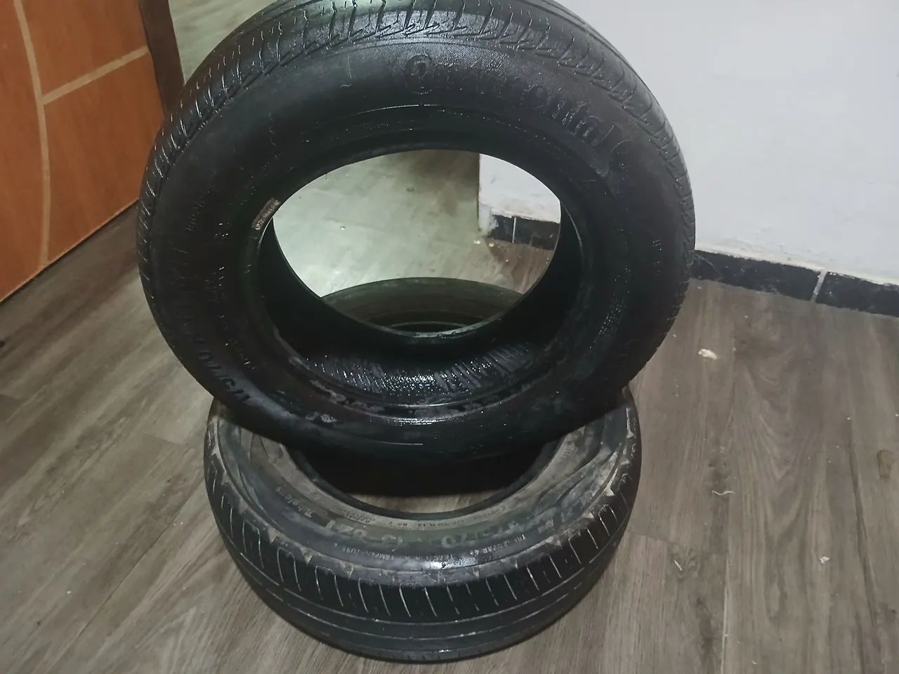 Vnd 2 ótimos Pneus CONTINENTAL 175.70- Aro 13- ainda dá pra rodar muito e fazer Estepes - Foto 4