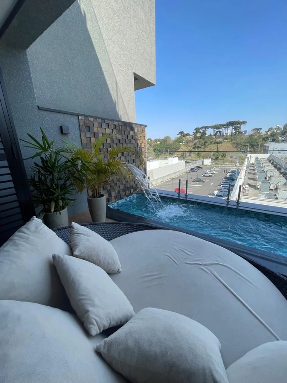 Vendo chaise em ótimo estado, acompanha almofadas  - Foto 2