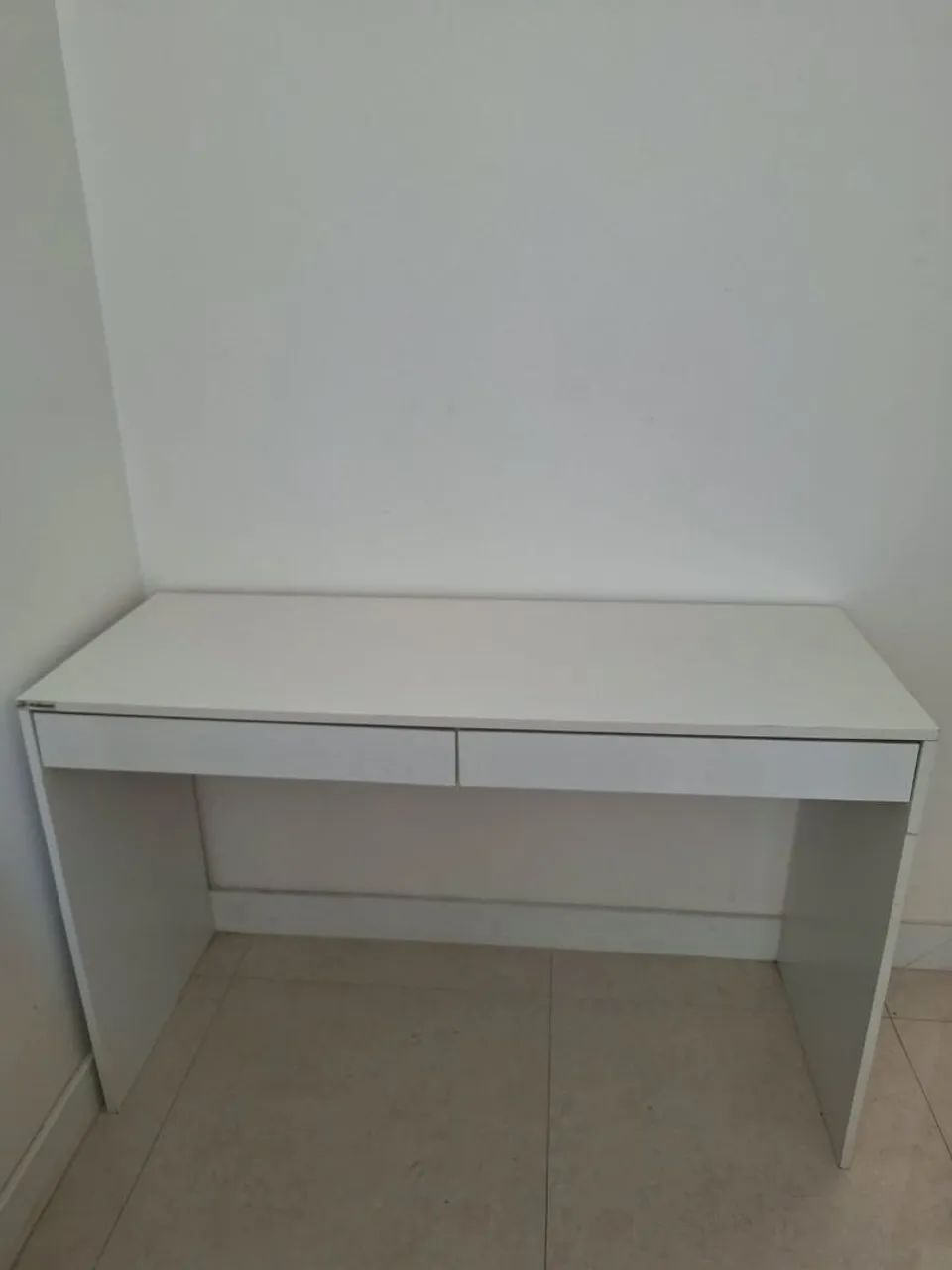 Mesa de estudo em bom estado !
