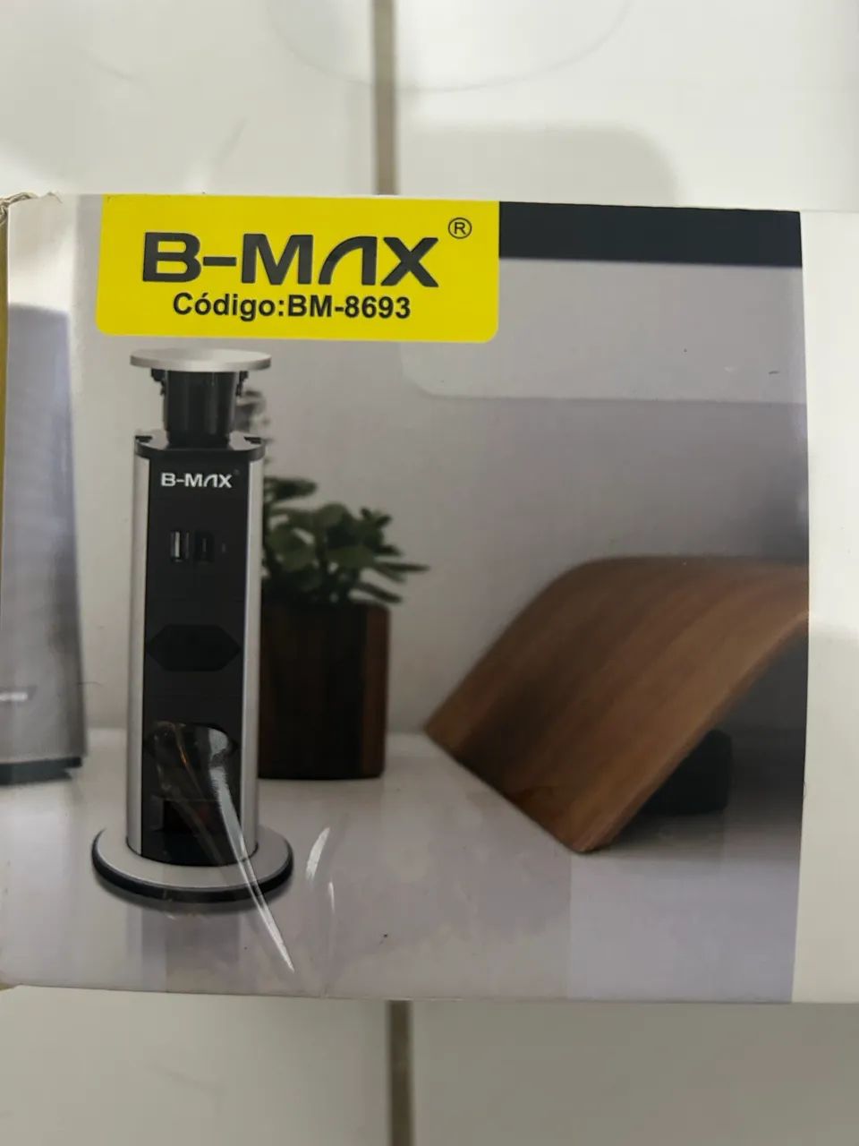 Torre de tomada retrátil com USB