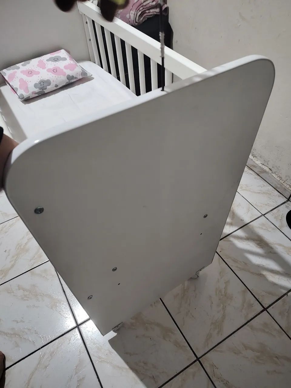 Berço americano branco com rodinhas e trava de segurança e com colchão