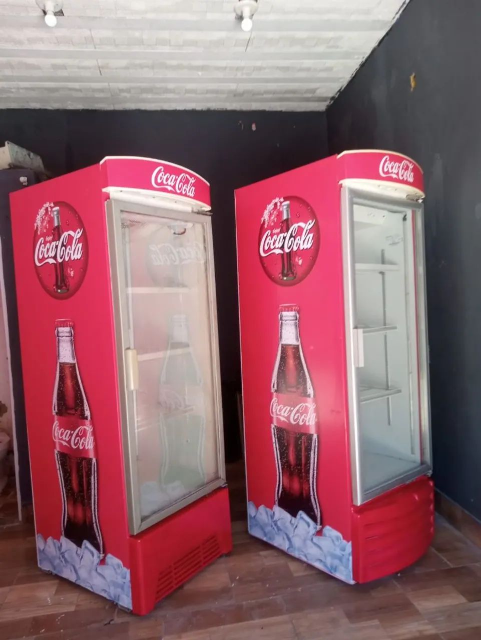 Expositoras Coca Cola MetalFrio com motor novo com um ano de garantia 110v / 220v ?