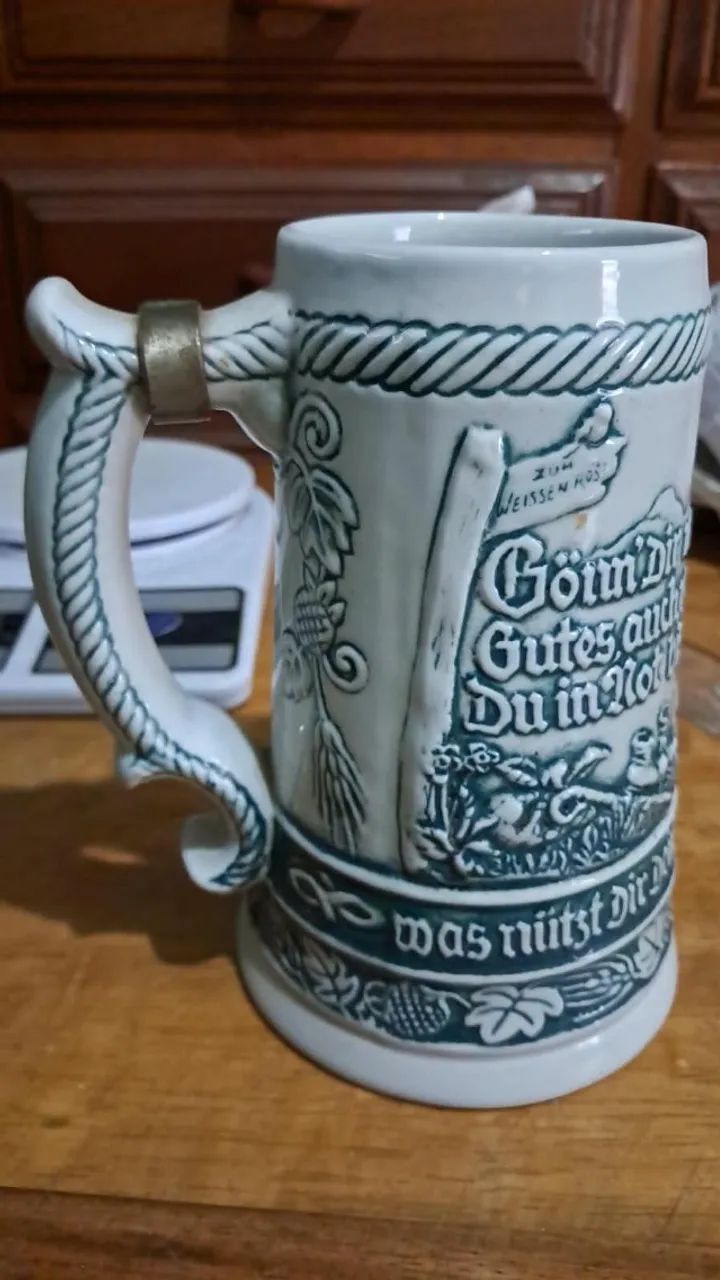 Caneca antiga de cerâmica