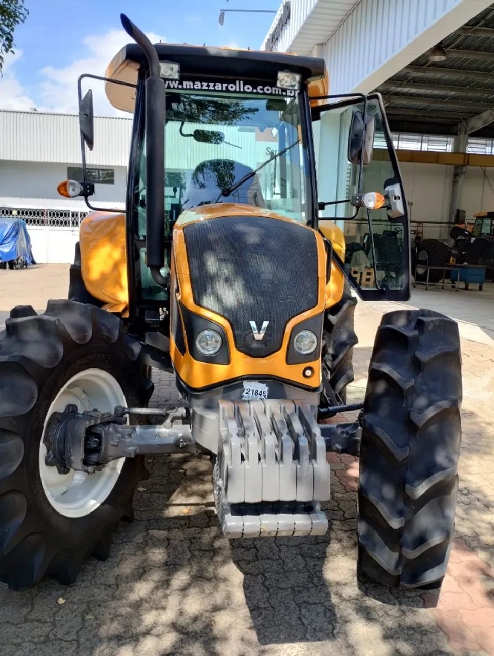 A990R cabinado ano 2024 com apenas 142 horas