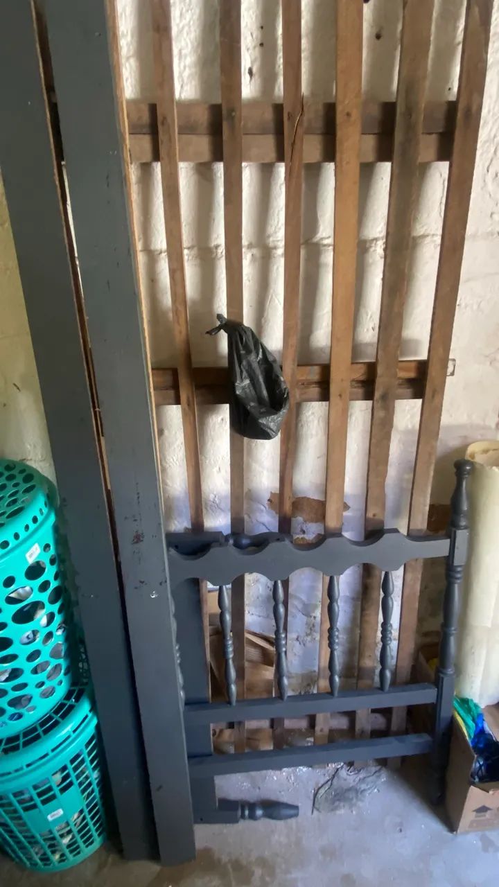 Cama de solteiro de madeira