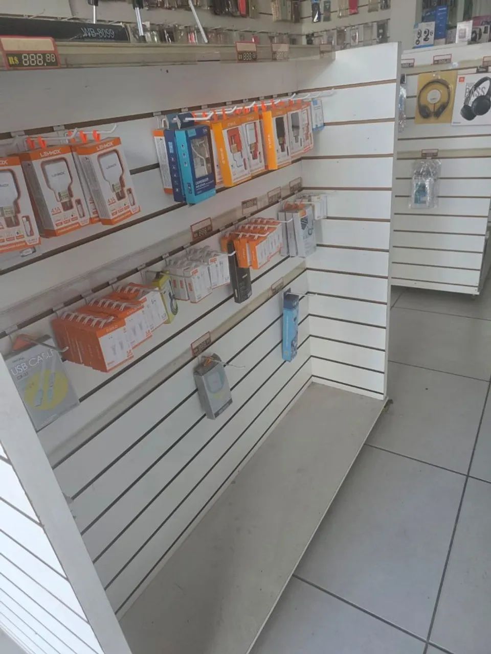 Balcão recepção MDF e expositores com gancho - Foto 4